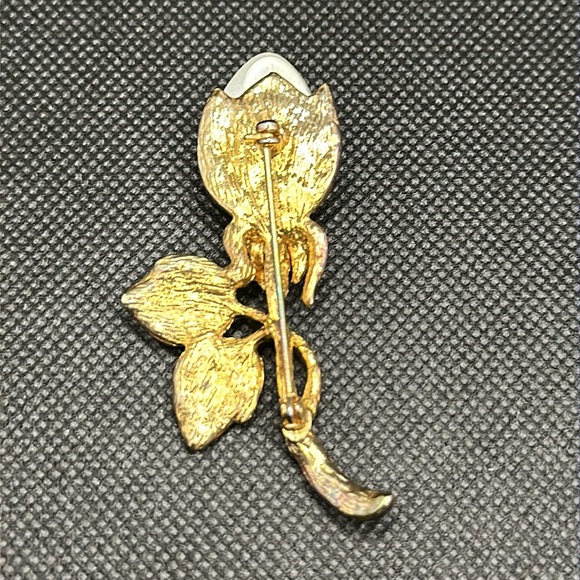 Vintage Goldtone Rosebud Faux Pearl Brooch 🌹 - Picture 5 of 5